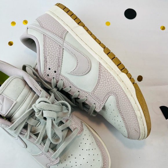 Nike Women’s Dunk Low Light Bone/ Plat Violet 
Size 9. Great looking very clean - Picture 14 of 14